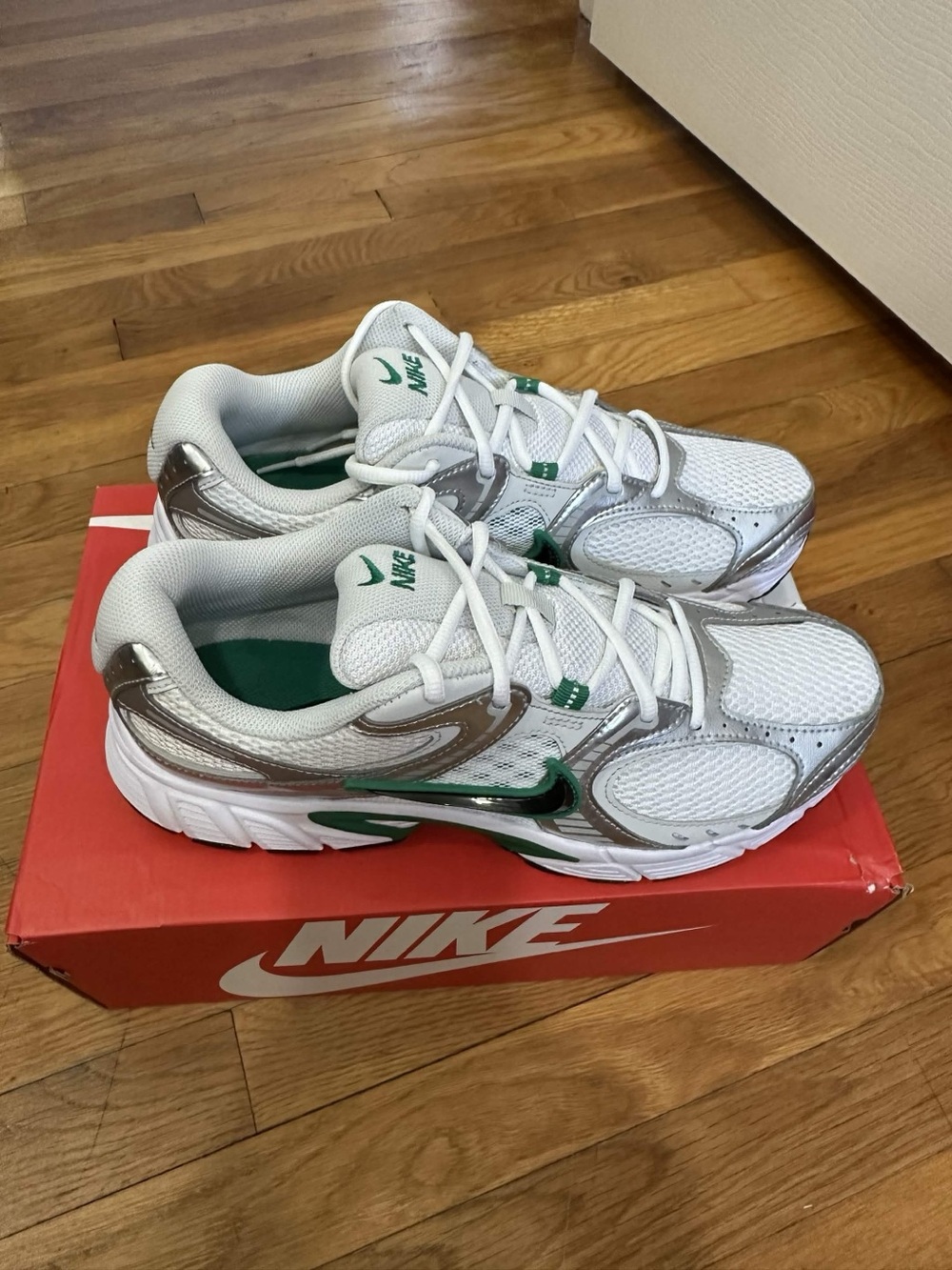 *New with Defects* Nike V5 Men White Green (HJ5228-100) Size 10